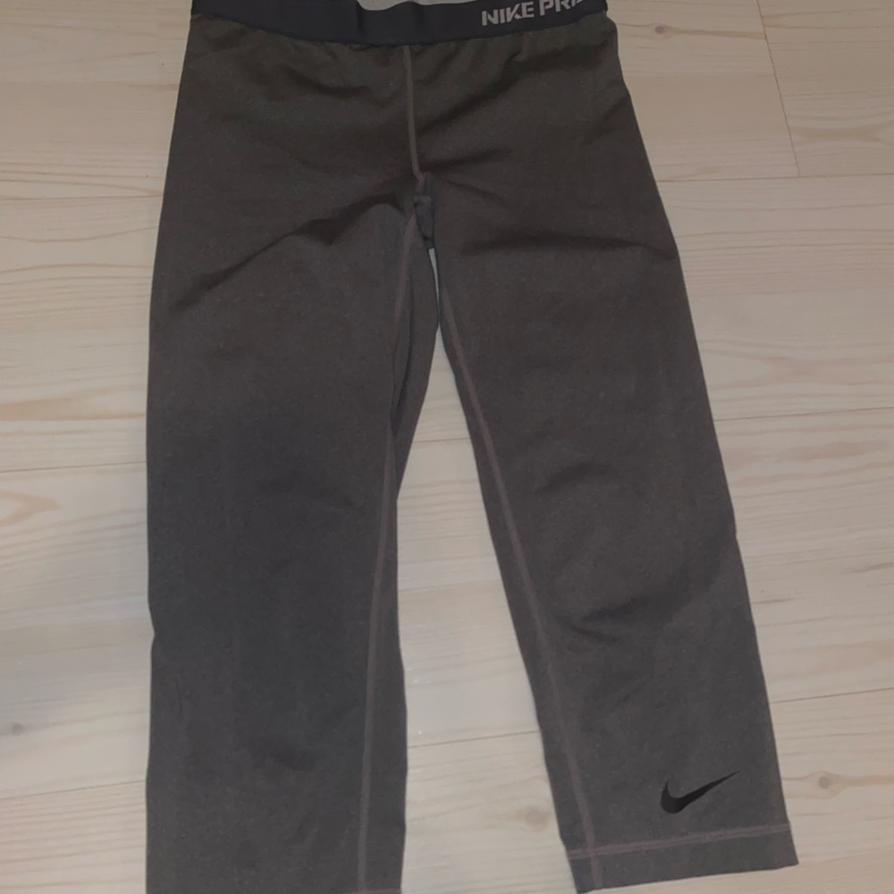 Grey Nike pro cropped leggings